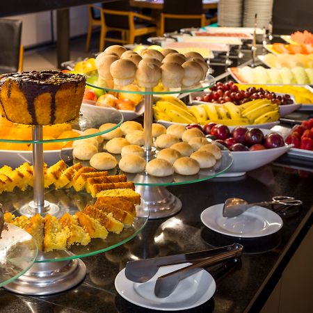 Melia Brasil 21 Hotel Brasília Buitenkant foto A dessert buffet