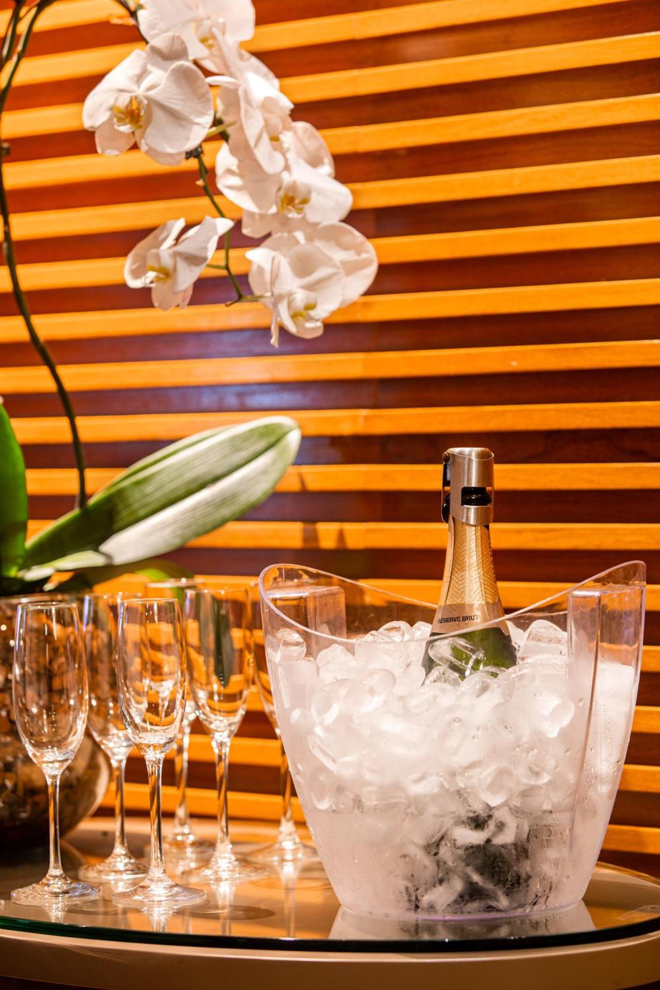Melia Brasil 21 Hotel Brasília Buitenkant foto Champagne in a champagne bucket